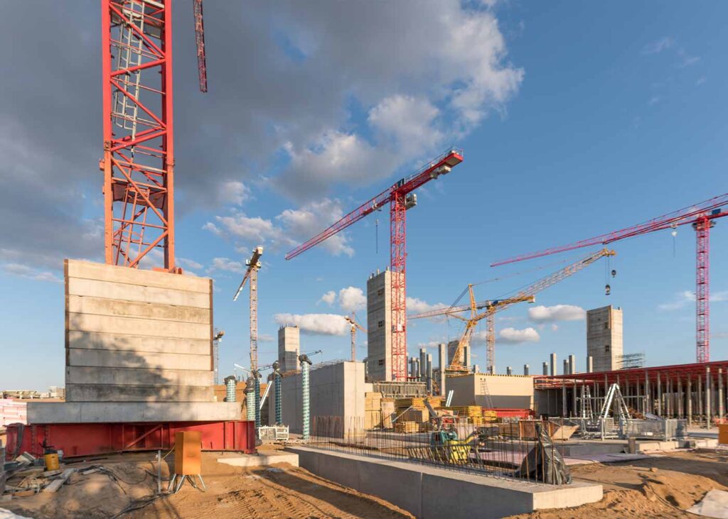 Baustellenlogistik mit Kran und Fundamentarbeiten auf Großbaustelle