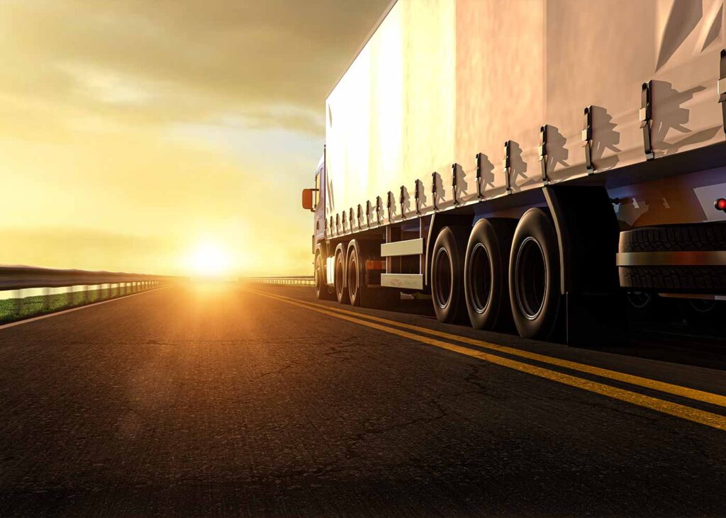 Schwerlasttransport-LKW auf der Autobahn bei Sonnenuntergang