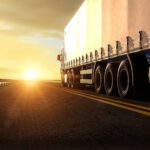 Schwerlasttransport-LKW auf der Autobahn bei Sonnenuntergang